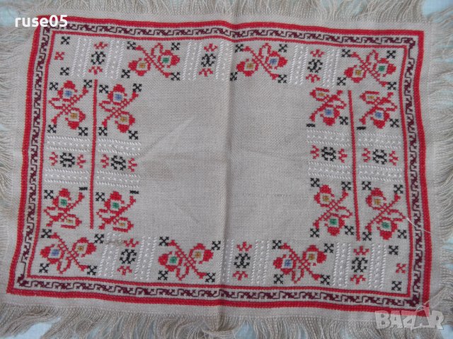 Каре ръчно бродирано, снимка 2 - Други ценни предмети - 40038999