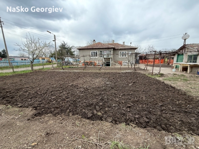 Продавам къща с три спални хол баня и тоалетна вътрешни за повече информация на посочения телефон