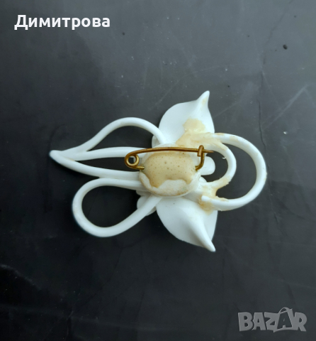 Бяла брошка от стар български костен порцелан, снимка 4 - Колиета, медальони, синджири - 44655540