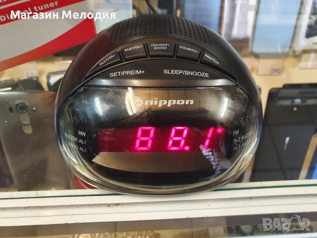 Радиочасовник Nippon NP 316  В отлично техническо състояние, много добър външен вид.  Има радио, час, снимка 2 - Радиокасетофони, транзистори - 42839194
