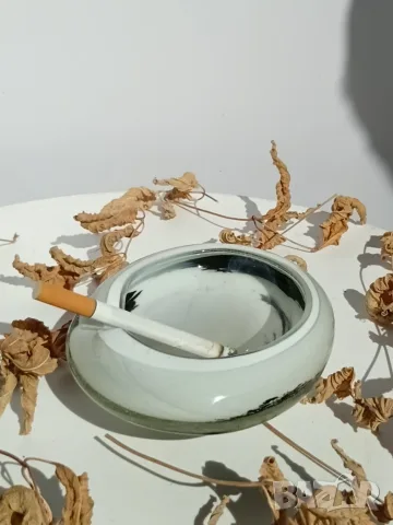 Ръчно изработен стъклен пепелник