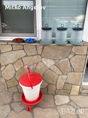 Поилка и хранилни за кокошки 