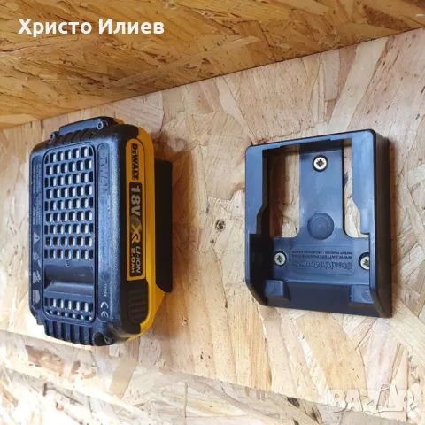 DeWalt Девалт Държач Стойка за Стена за Акумулаторна Батерия 18V 6бр, снимка 4 - Други инструменти - 47339401