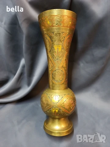 Стилна бронзова масивна ваза ръчно гравирани цветни орнаменти ,32 см височина.