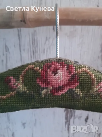 Винтидж закачалка с бродерия , снимка 2 - Закачалки - 48546226