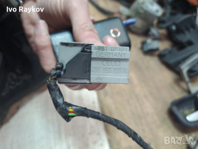 Бутон Стъкло  Audi 4B0 959 855, снимка 9 - Части - 47703444
