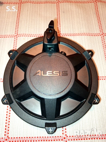 Пад за електронни барабани Alesis, снимка 2 - Ударни инструменти - 52723345