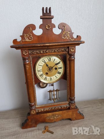 Стар настолен механичен часовник