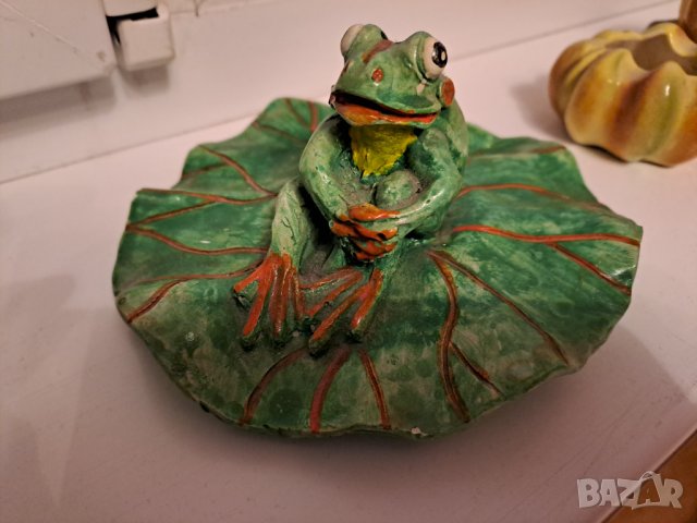 Сувенир фигурка жаба върху листо, снимка 4 - Декорация за дома - 40325248