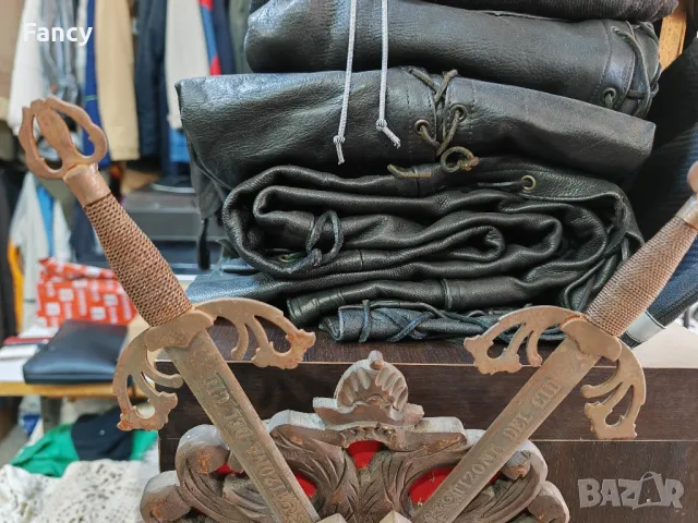 Декорация дърворезба с два стоманени меча , снимка 6 - Антикварни и старинни предмети - 49413690