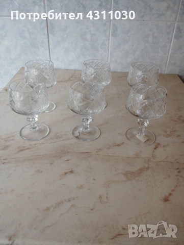 Нови кристални чаши в червена кадифена кутия от 80-те години, снимка 5 - Сервизи - 54203941