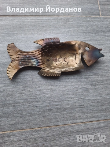 изработена от метал риба с презумпция за пепелник