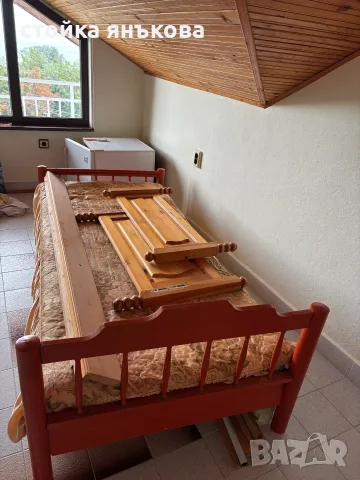 Продавам единични легла с матраци от масивна дървесина.