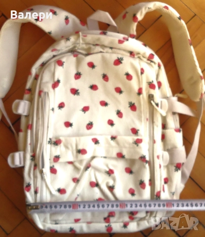 Раница- велурено кадифе, бяла на ягодки