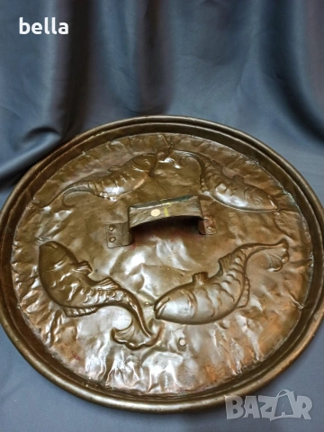 Огромен и масивен много стар меден поднос пано или др ръчна изработка в средата е с релефни риби, снимка 2 - Антикварни и старинни предмети - 54207086