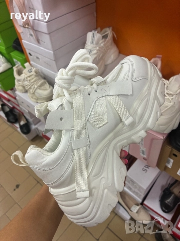 Бели дамски маратонки