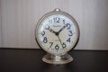 Ретро часовник-будилник Слава, снимка 1 - Антикварни и старинни предмети - 31929959