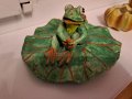 Сувенир фигурка жаба върху листо, снимка 4