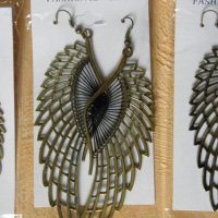 Обеци "Ангелски криле" с талисманова вплетка от копринени конци в бяло или черно, снимка 1 - Обеци - 42646803