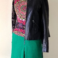 Елегантно кожено яке, авангардна пола в зелено Essentiel Antwerp и цветна арт блуза към полата , снимка 3 - Поли - 44483344
