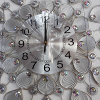 Часовник Сребърен Паун, безшумен механизъм. Ф 49 см. Материал : Метал и стъклени орнаменти, снимка 5 - Стенни часовници - 37527308