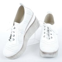 Бели дамски обувки на платформа от естествена кожа, снимка 2 - Дамски ежедневни обувки - 40574442