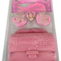 Комплект за кукла с чантичка и аксесоари за коса и с гребен, снимка 1 - Кукли - 32171062