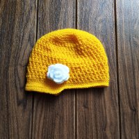 Жълта плетена шапка за момиче - 2-3 год., снимка 1 - Шапки, шалове и ръкавици - 30772094