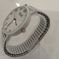 Дамски часовник тип гривна , снимка 2 - Дамски - 44451135
