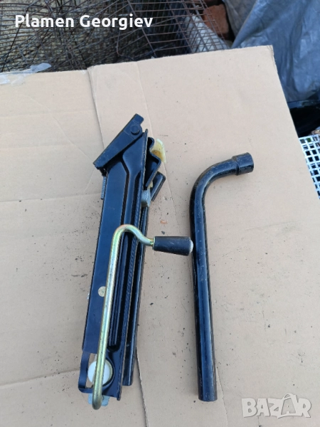 Крик с ключ за гуми за Сузуки Игнис, снимка 1