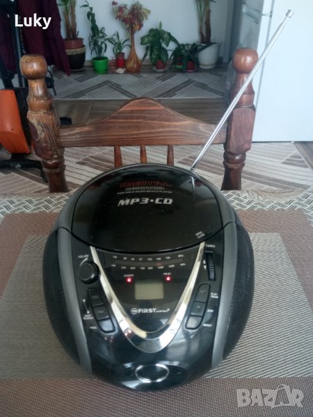 Продавам малка,компактна,настолна,уредба-Радио+CD.Работеща.Австрия., снимка 1