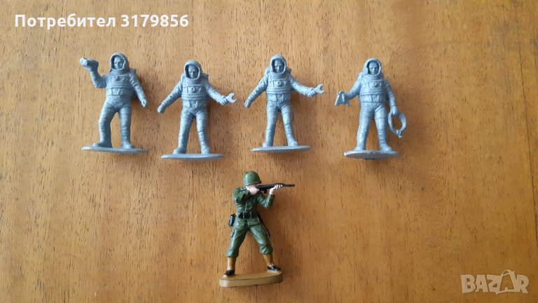 Малки космонавти + войник, снимка 1