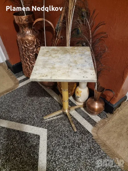 Стара телефонна масичка,месингови орнаменти с мраморна плоча от шестдесетте години., снимка 1