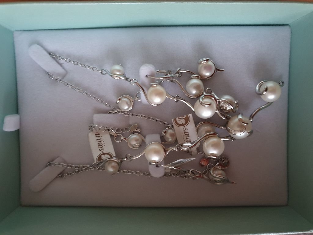 Продавам нов комплект с бели перли на Swan pearls - колие, гривна и обеци в  Бижутерийни комплекти в гр. София - ID34008624 — Bazar.bg