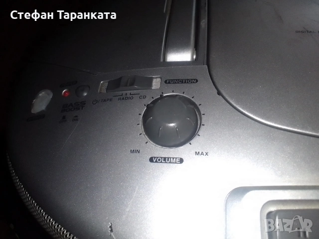 Радио касетофон работи си на радио и звук си има., снимка 2 - Радиокасетофони, транзистори - 53060578