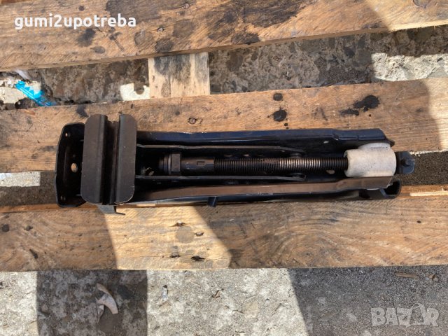 Крик за Кола Крик за Ford Ka Оригинал+Ключ за джантите, снимка 2 - Аксесоари и консумативи - 42600776