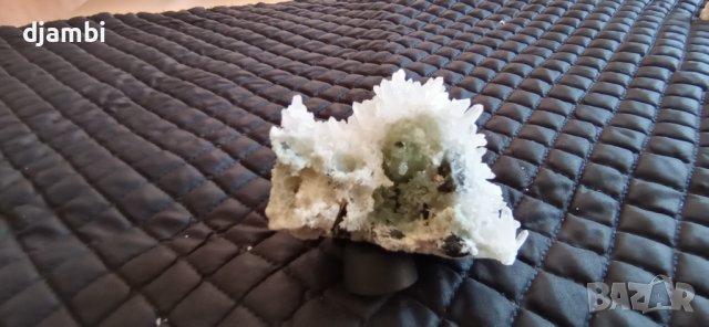 №65, Кристали,Минерали,Кварцова друза с хлорит,сфалерит ,зелен кварц геода,, снимка 4 - Декорация за дома - 40436540