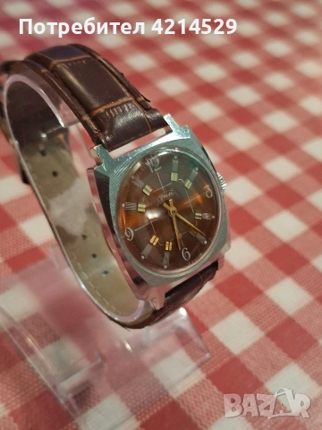 Съветски часовник, снимка 2 - Антикварни и старинни предмети - 53266331