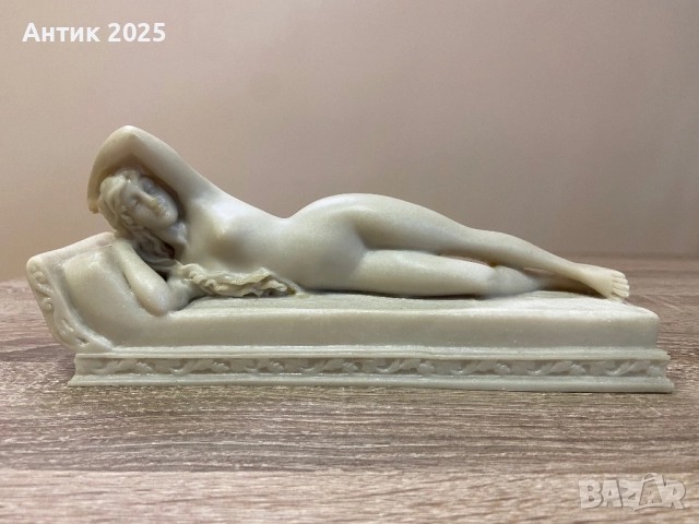 Мраморна статуетка „Гола жена на кушетка“