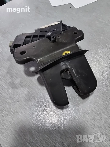 4E0827505C Брава за багажник VW Passat B6 Sedan Jetta, Audi A4 B6 B7 B8 Седан ОРГИНАЛНА, снимка 2 - Части - 53007660