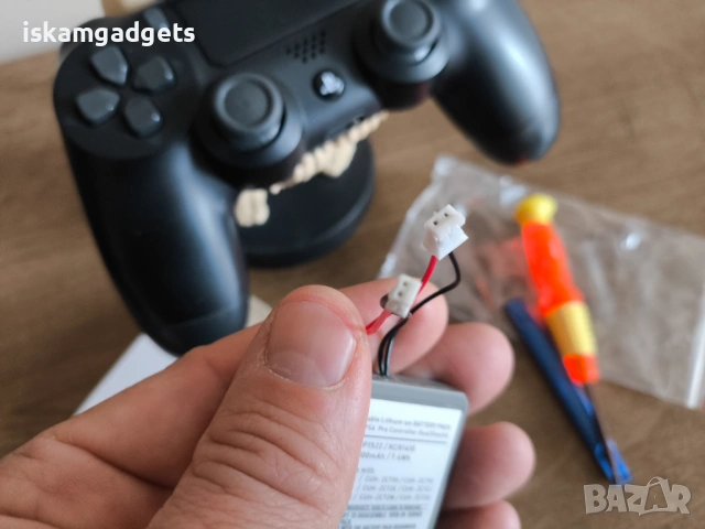 Универсална батерия за PlayStation 4 джойстик с две букси, снимка 4 - PlayStation конзоли - 54271337