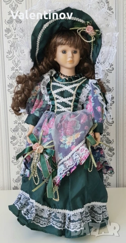 Порцеланова кукла със стойка 