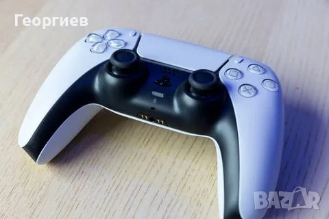 Продавам бял контролер за PS5 DualSense, в състояние като нов., снимка 2 - Аксесоари - 55768838