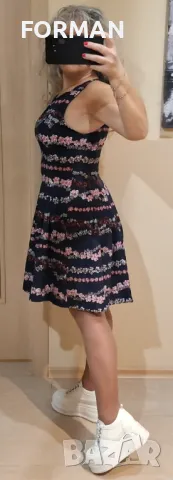 РАЗКОШНА тъмносиня кукленска рокля на розови цветчета, снимка 3 - Рокли - 49820018