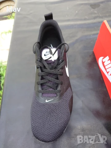 Маратонки Nike AIR MAX TAVAS 44.5, снимка 2 - Маратонки - 50488420