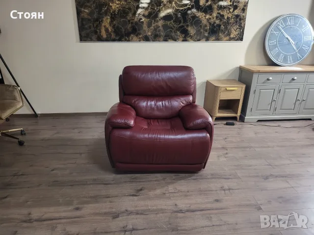 Червен кожен фотьойл с електрически релаксиращ механизъм