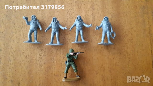 Малки космонавти + войник, снимка 1 - Фигурки - 35659693