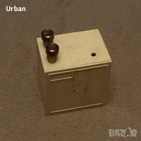 Бивша кутийка PIKO или е от детска писта за колички..