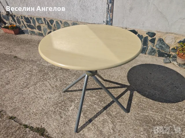 Сгъваема кръгла маса