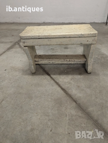 Старо дървено столче 